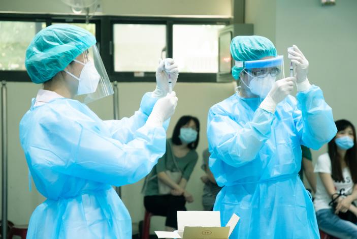 慈文國中社區接種站由台北榮民總醫院桃園分院團隊提供服務